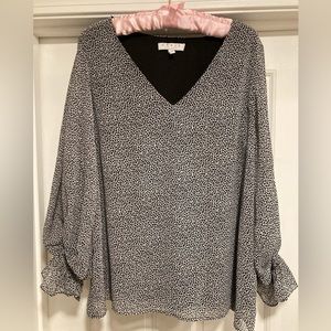 Women’s Chaus New York size L lined blouse in black & white. Ruffled sleeve hem